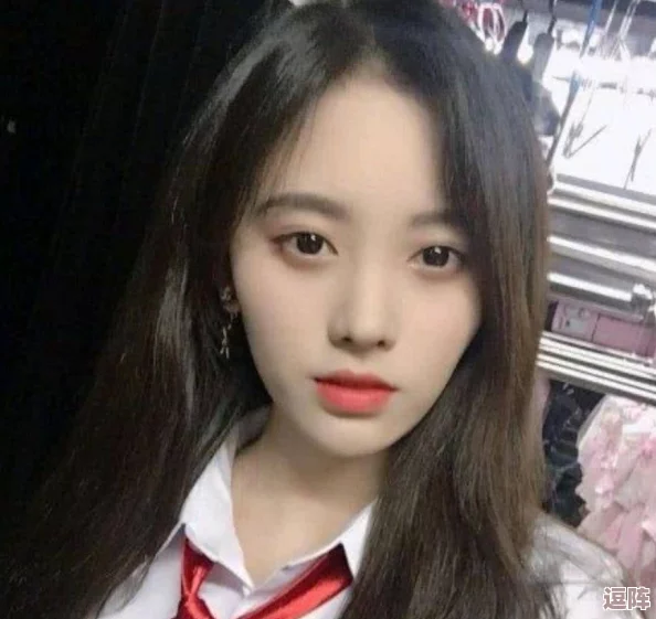 鞠婧祎被免费视频网站APP追捧，深入背后的流量明星效应分析