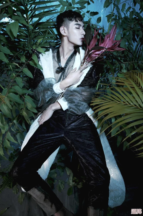 蓝男色1069帅男模GAy：展现多元魅力与时尚风格的男性模特，挑战传统审美观念，引领潮流新趋势