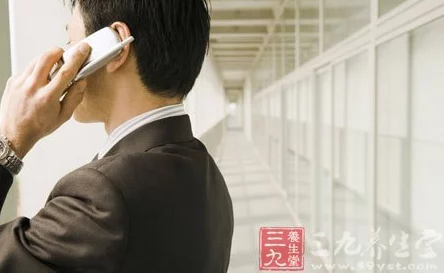 “老师把秘扒开给男人爽一晚”，揭示了师生之间复杂的情感与欲望交织，让人深思与共鸣