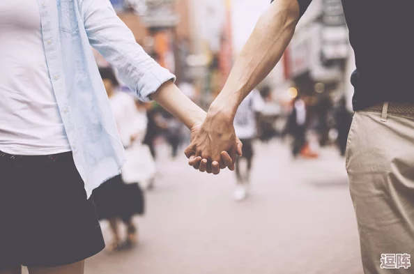 “老师把秘扒开给男人爽一晚”，揭示了师生之间复杂的情感与欲望交织，让人深思与共鸣