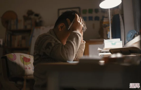 “老师把秘扒开给男人爽一晚”，揭示了师生之间复杂的情感与欲望交织，让人深思与共鸣